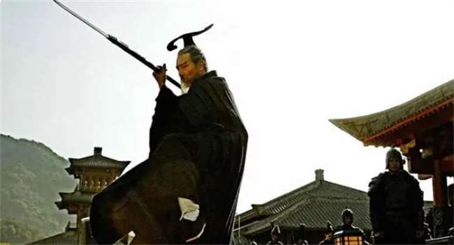 孔融晚年的时候为什么会被曹操满门抄斩呢？