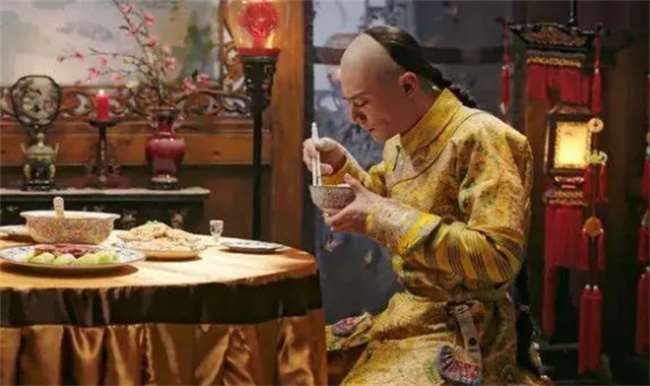 古代皇帝吃饭前都有太监试毒 要是慢性毒药怎么办